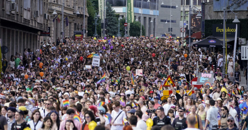 galerie foto jandarmii au dat amenzi de 6 000 lei la marsul bucharest pride si evenimentele pride park trei persoane s au ales cu dosar penal 68457c8ed633a