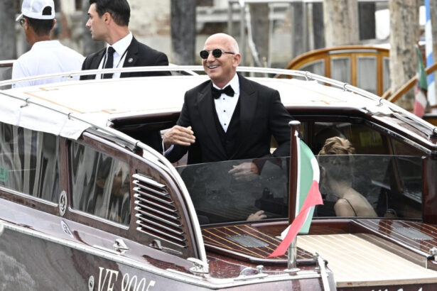 galerie foto jeff bezos s a casatorit cu lauren sanchez imagini spectaculoase de la nunta anului e o abatere de la ceea ce se asteapta oamenii 685f82a8bdb81