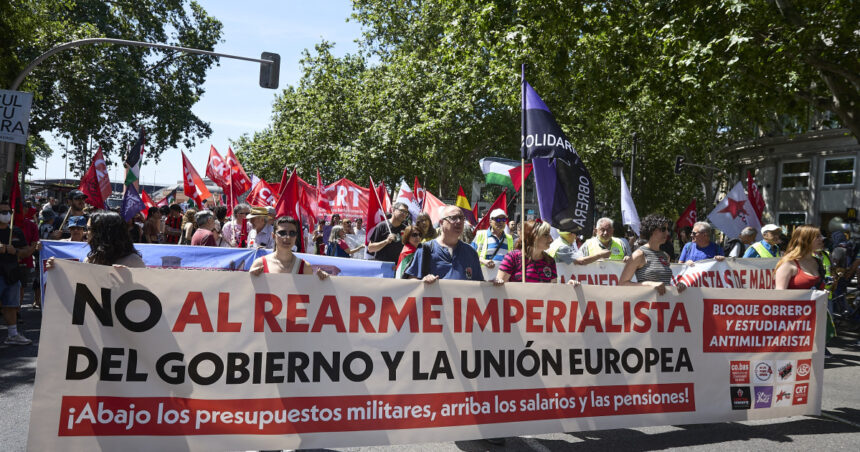 Protest cu mii de oameni la Madrid împotriva reînarmării Europei. „Jos armele, sus pensiile”. Critici față de NATO și guvernul Sanchez. 1 galerie foto protest cu mii de oameni la madrid impotriva reinarmarii europei jos armele sus pensiile critici fata de nato si guvernul sanchez 6844715b7e56a