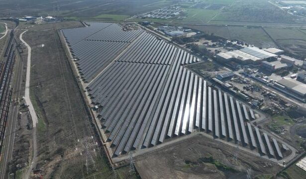 grafice productia de energie solara a acoperit luni la orele pranzului peste 50 din consumul intern 6850299e78425