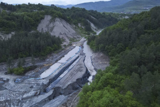 guvernul aloca ajutoare pentru salrom si pentru celelalte companii afectate in urma inundatiei de la salina praid vor primi ajutoare inclusiv firmele din turism 683d9c00d0d9a