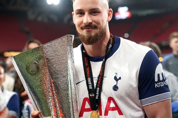 inca un trofeu european pentru dragusin cand se joaca psg tottenham in supercupa europei partida se disputa pe bani grei 683bff0b596ef