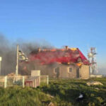 incendiu pe varful vladeasa cabana si statia meteo cuprinse de flacari pompierii incearca sa protejeze rezervorul de combustibil 685b0c64d9771