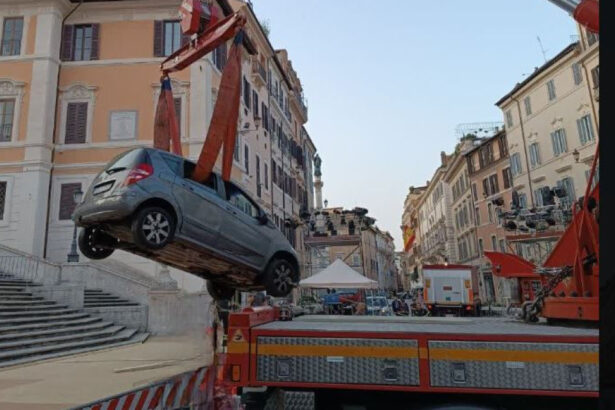 incident ciudat la roma un batran de 80 de ani a ramas blocat cu masina pe celebrele trepte spaniole 6851c37f939eb