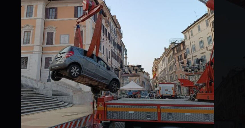 incident ciudat la roma un batran de 80 de ani a ramas blocat cu masina pe celebrele trepte spaniole 6851c37f939eb
