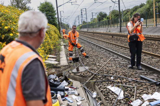 intarzieri majore si trenuri eurostar anulate dupa ce sute de metri de cabluri au fost furate pe linia de mare viteza 685c095cd3a8a