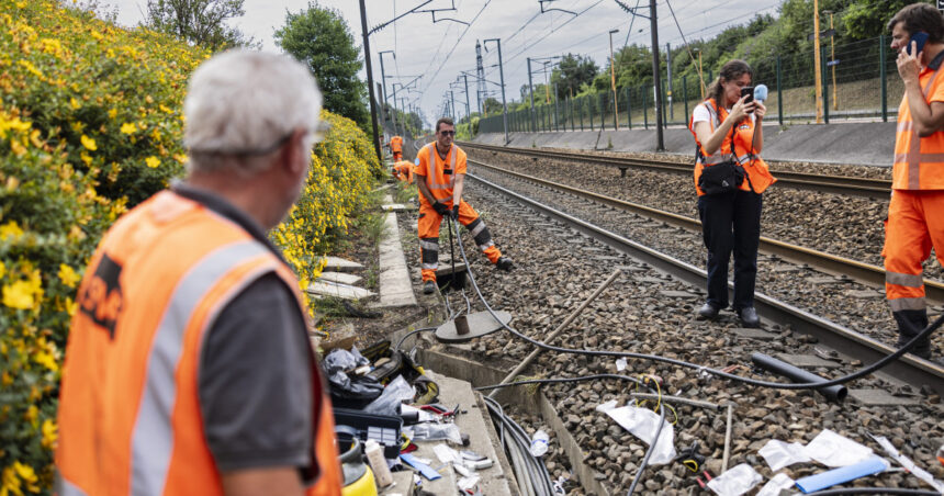 intarzieri majore si trenuri eurostar anulate dupa ce sute de metri de cabluri au fost furate pe linia de mare viteza 685c095cd3a8a