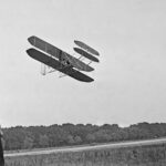 istoria zborului de la fratii wright la avioanele supersonice cum au transformat oamenii visul zborului intr o realitate care a unit continentele 68550a153835c