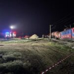 locomotiva si doua vagoane ale unui tren plin cu benzina au deraiat in judetul teleorman combustibilul dintr un vagon se scurge pe sine 6843df501eb01