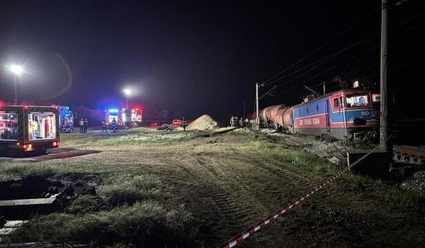 locomotiva si doua vagoane ale unui tren plin cu benzina au deraiat in judetul teleorman combustibilul dintr un vagon se scurge pe sine 6843df501eb01