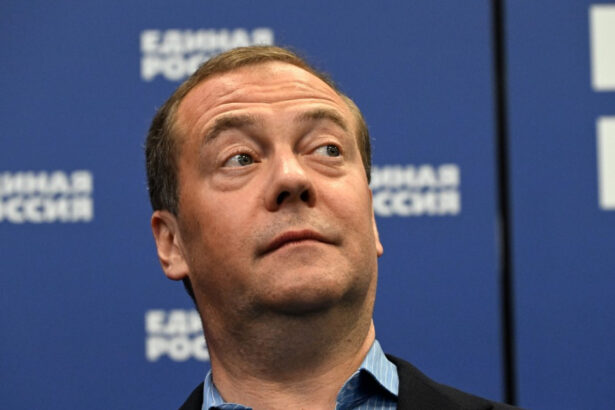 medvedev intervine in razboiul dintre trump si musk si se ofera sa medieze conflicul mesajul sarcastic al fostului presedinte rus 6842dda9a4627