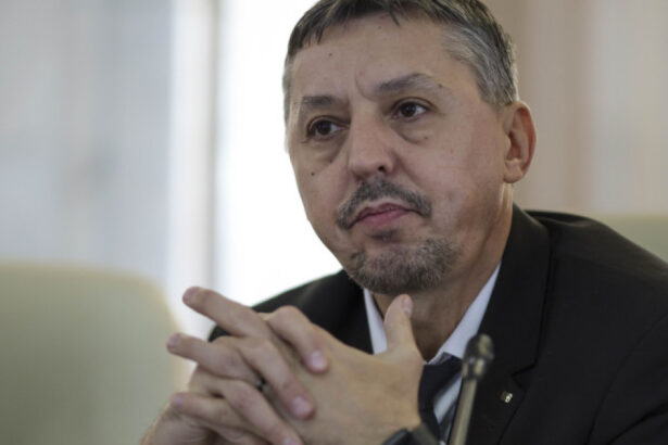 ministrul educatiei invita marti la discutii sindicatele dupa ce au amenintat cu proteste ce li se promite profesorilor 684ddd26d43d2