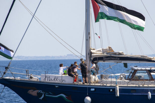 nava madleen cu 12 activisti pro palestinieni la bord inclusiv greta thunberg a ajuns in portul israelian asdod sub paza militara 68474a30f25bc