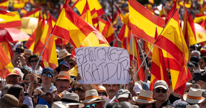 Proteste ample în Spania împotriva premierului Pedro Sanchez, acuzat de corupție, cu zeci de mii de participanți. 1 noi proteste in spania impotriva premierului pedro sanchez acuzat de coruptie zeci de mii de oameni in strada 6845ae65c374d