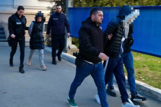 o femeie si iubitul acesteia acuzati ca au santajat mai multi barbati pe care i au filmat in ipostaze intime fara acordul lor ajung la inchisoare 685dc51b855f1