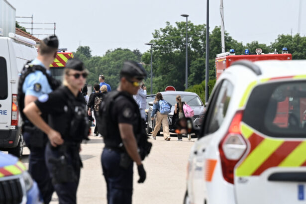 o supraveghetoare scolara a fost ucisa de un elev la un colegiu din franta macron denunta un val de violenta fara sens 68483c6353232