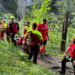 opt persoane salvate de pe munte de salvamontisti o persoana a fost gasita decedata 685fa2522bcda