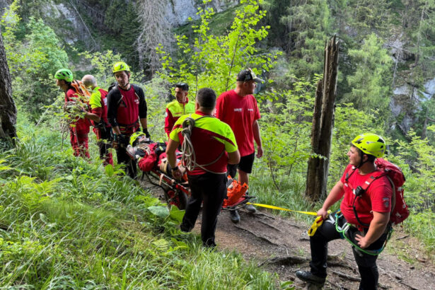 opt persoane salvate de pe munte de salvamontisti o persoana a fost gasita decedata 685fa2522bcda