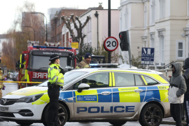 patru militanti pro palestinieni au fost arestati dupa ce au pulverizat vopsea rosie pe avioane militare britanice 685e9e8ddba91