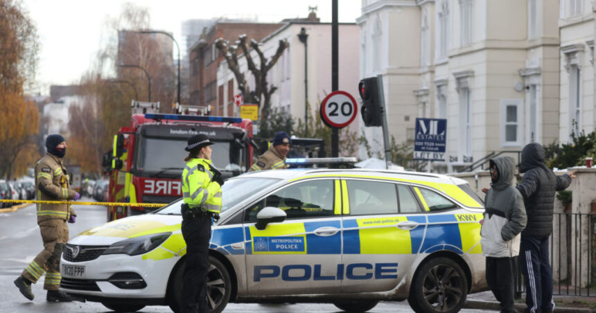 patru militanti pro palestinieni au fost arestati dupa ce au pulverizat vopsea rosie pe avioane militare britanice 685e9e8ddba91