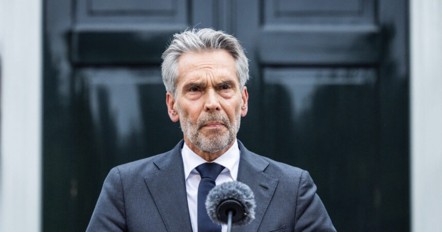 Premierul olandez Dick Schoof și-a anunțat demisia după ce Geert Wilders a părăsit coaliţia de guvernare. 1 premierul olandez dick schoof si a anuntat demisia la cateva ore dupa ce geert wilders a parasit coalitia de guvernare 683f1db9aa6a4