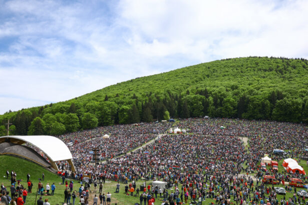 procesiunea de rusaliile catolice de la sumuleu ciuc sunt asteptati peste 300 000 de oameni va fi prezent si presedintele ungariei 6843e84279b63