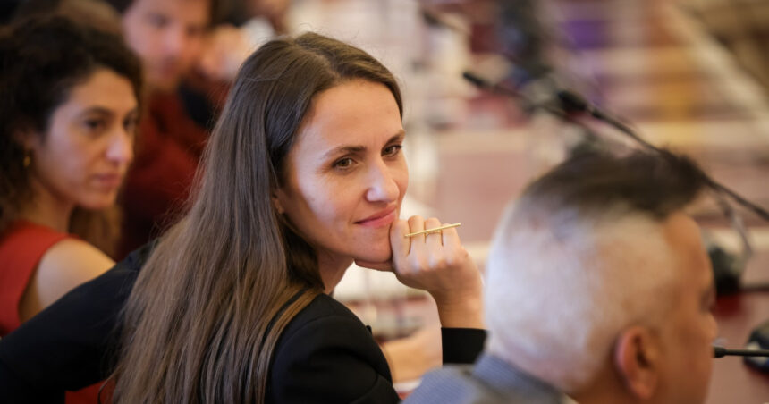 Raluca Turcan o susține pe Oana Țoiu, ținta unor atacuri privind ținuta sa. „E un dispreț profund față de femei” 1 raluca turcan o apara pe oana toiu victima unor atacuri la adresa tinutei sale e un dispret profund fata de femei 685d421da190c