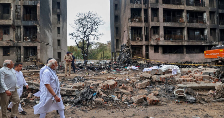 salvatorii cauta supravietuitori si resturi ale avionului air india in ahmedabad modi scena dezastrului este sfasietoare 684bd843efc8e