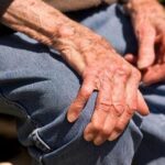 se dadeau buni samariteni pentru a fura din casele unor batrani iar acum nu mai vor la racoare judecatorii au decis sa i tina departe de canicula 684b5b0c19b05