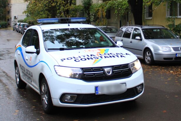 si a extins garajul a modificat gardul si o parte din imobil dar fara autorizatie acum trebuie sa demoleze tot iar in caz o vor face altii va suporta cheltuielile 6850b625e47a7