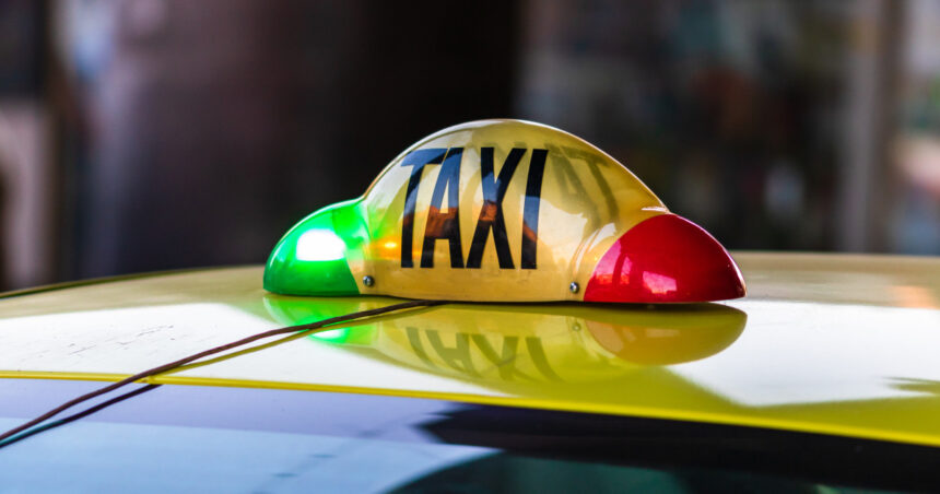 taxiurile din zona aeroporturilor au fost controlate de politia transporturi o masina din doua a fost amendata 684d71114f31d