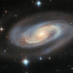 telescopul hubble a surprins o galaxie spirala care ascunde un monstru de proportii cosmice 685f9d7d3580c