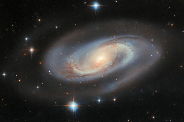telescopul hubble a surprins o galaxie spirala care ascunde un monstru de proportii cosmice 685f9d7d3580c