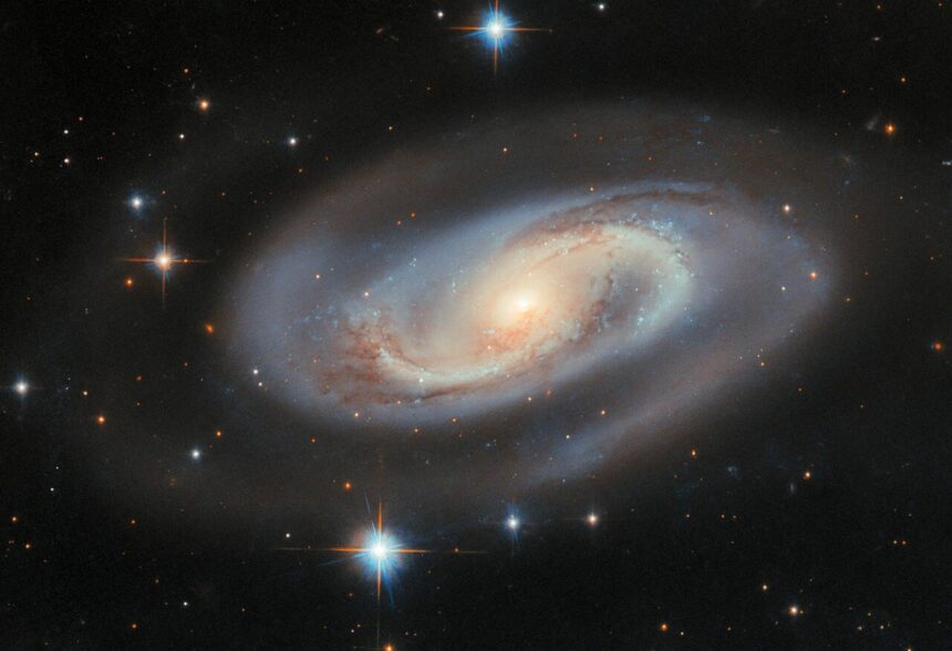 telescopul hubble a surprins o galaxie spirala care ascunde un monstru de proportii cosmice 685f9d7d3580c