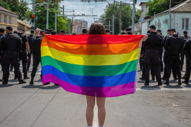 tensiuni la marsul pride la chisinau preotii si credinciosii au incercat sa sparga cordonul politiei 684eded7d9908