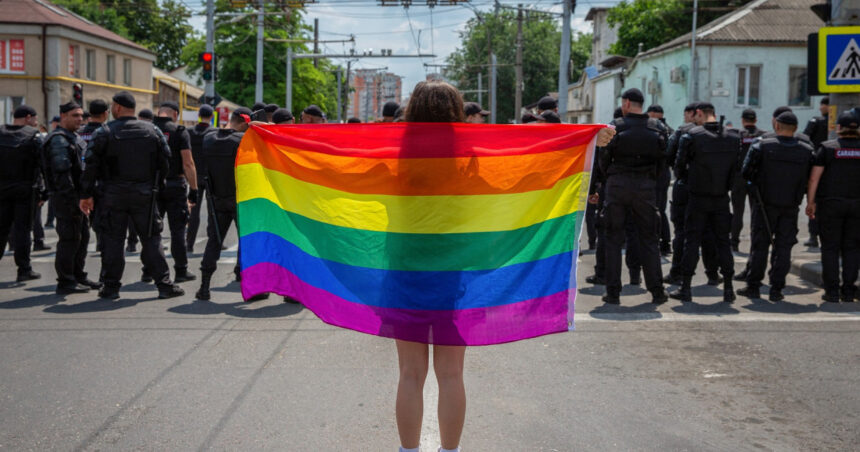 tensiuni la marsul pride la chisinau preotii si credinciosii au incercat sa sparga cordonul politiei 684eded7d9908