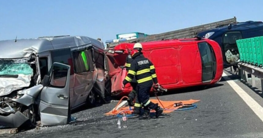 Trafic oprit pe autostrada A1 din cauza unui accident în lanț cu trei vehicule, în urma căruia două persoane au fost rănite. 1 trafic blocat pe autostrada a1 dupa un accident in lant cu trei vehicule doua persoane au fost ranite 68568f282fd85