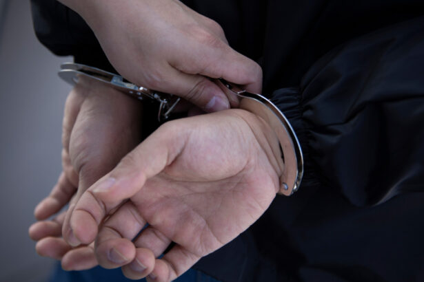 un barbat a fost condamnat la inchisoare cu executare dupa ce a lovit din reflex un jurnalist intr un tribunal din berlin 6849c2d5e5ab5