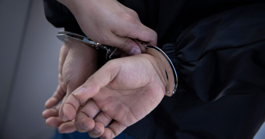 un barbat a fost condamnat la inchisoare cu executare dupa ce a lovit din reflex un jurnalist intr un tribunal din berlin 6849c2d5e5ab5