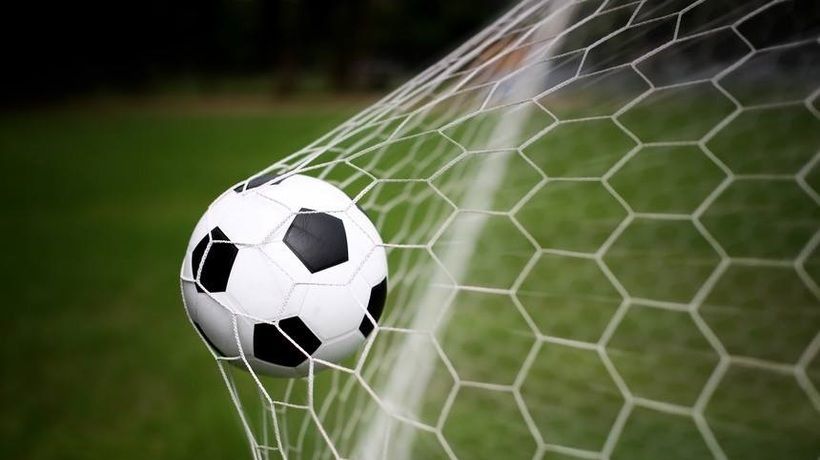 un fotbalist de doar 14 ani intre viata si moarte dupa o ciocnire pe teren 683f4e586fd1c