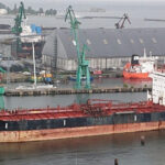 un petrolier rusesc care a stat opt ani intr un port din polonia e trimis in danemarca si taiat in bucati scoatem fierul vechi 685552aeaac17