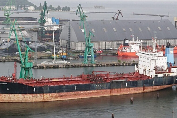 un petrolier rusesc care a stat opt ani intr un port din polonia e trimis in danemarca si taiat in bucati scoatem fierul vechi 685552aeaac17