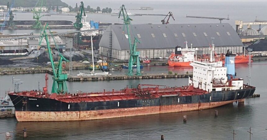 un petrolier rusesc care a stat opt ani intr un port din polonia e trimis in danemarca si taiat in bucati scoatem fierul vechi 685552aeaac17