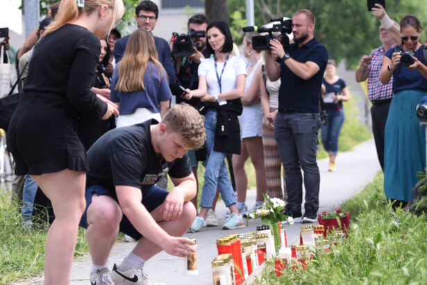 unul dintre cei doi elevi romani raniti in atacul din austria impuscat de patru ori a fost operat de urgenta ce spune mama lui 68499b3b6ae8d