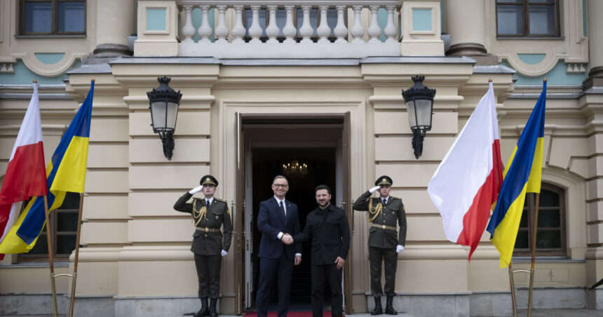 video andrzej duda a fost decorat de volodimir zelenski in ultima vizita a presedintelui polonez in ucraina 68600f543493b