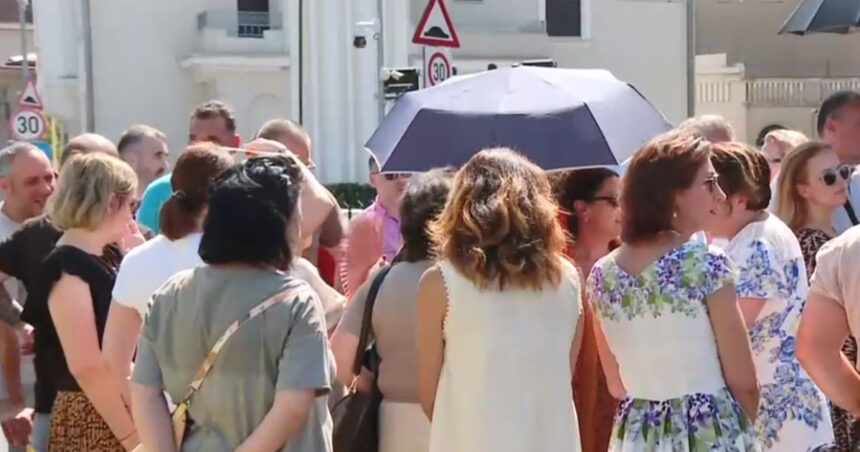 video angajatii de la guvern au protestat la palatul victoria sunt nemultumiti de reducerea sporurilor 685e6a0d56b32