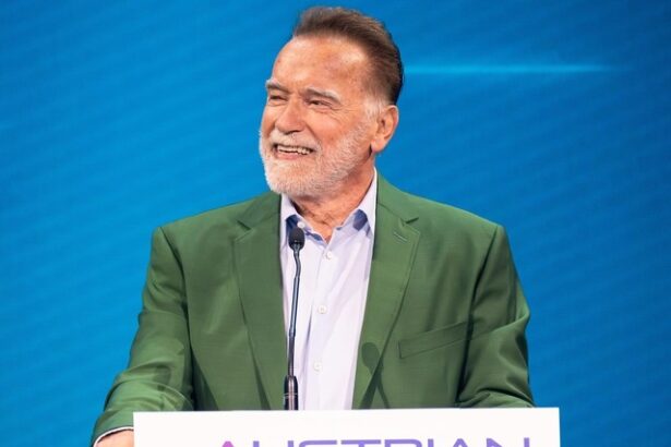video arnold schwarzenegger le da peste cap rutina calatorilor cu transportul in comun din viena 68401859486dd