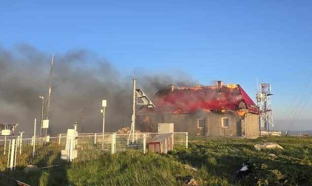 video cabana vladeasa distrusa de un incendiu a ars si statia meteorologica 685b7004a1f1b