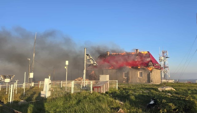 video cabana vladeasa distrusa de un incendiu a ars si statia meteorologica 685b7004a1f1b