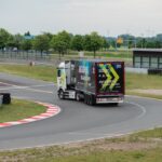 video ce face mercedes cand se plictiseste un nou record in guiness book la mersul cu spatele cu camionul 68443a90b05da